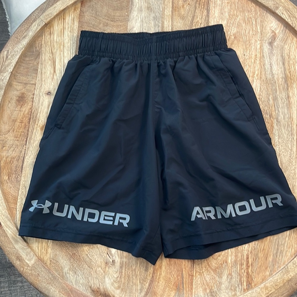 3 for $18 Men’s Underarmour loose for shorts with logo in like new condition s